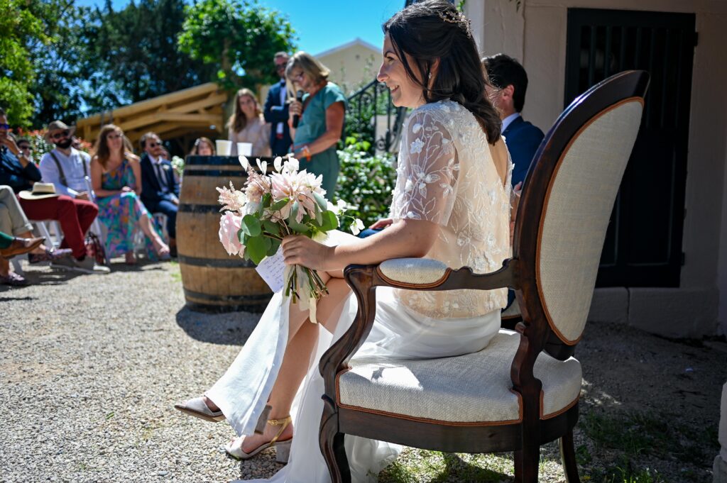 la mariée assise